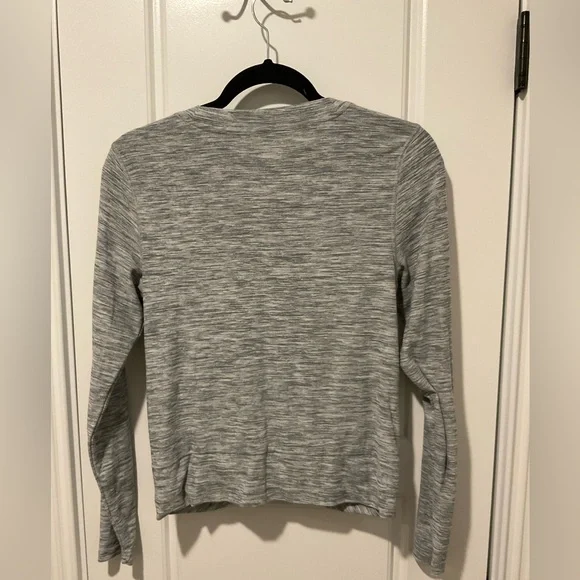 Old Navy Gray Long Sleeve Athletic Shirt Size Medium - Picture 2 of 3